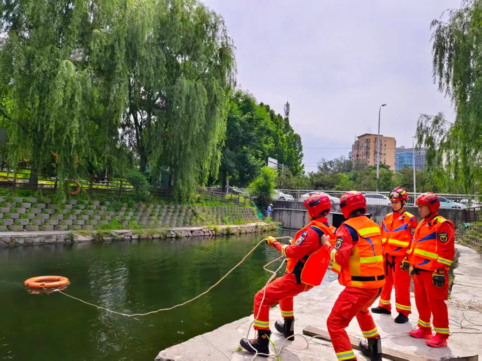 消防员在城市水域进行实战演练。东城消防供图