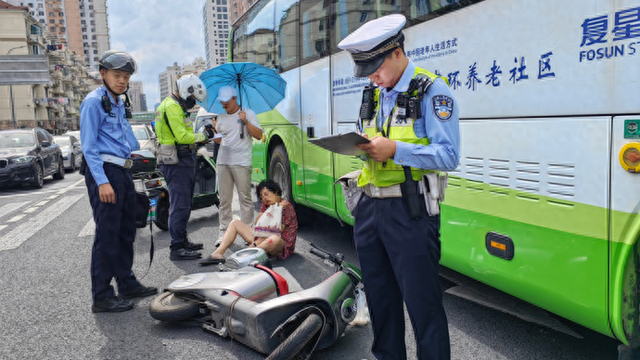 水电路广中路路口：电动自行车闯红灯撞上大客车